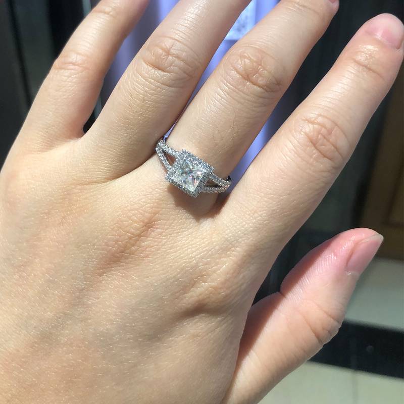公主方女戒S925银镀白金定制选款主石莫桑钻1.0ct/副石高碳钻